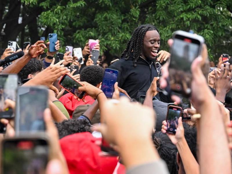 Las autoridades de Nueva York liberaron la madrugada del sábado a Kai Cenat, un “streamer” de Twitch y YouTube al que detuvieron horas antes por causar caos en una céntrica plaza de Manhattan al prometer que regalaría consolas Playstation 5, lo que atrajo a miles de personas.