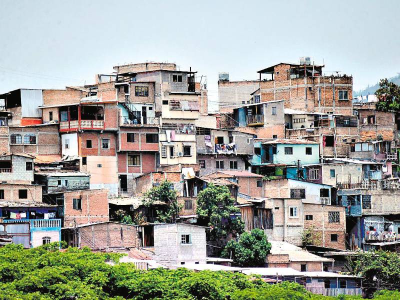 <b><span class=mln_uppercase_mln>carencia.</span></b> Datos del INE indican que en el Distrito Central más de 18 mil viviendas no tienen ni tuberías de agua potable.<span class=mln_uppercase_mln> </span>