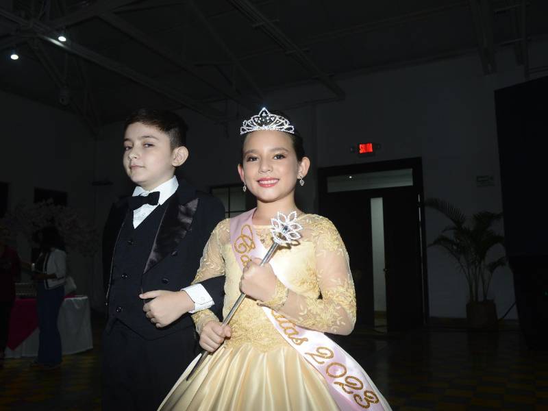 La Reina Infantil Fernanda Belén Muñoz posa junto al caballero Ian Mateo López.