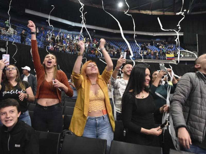 Los partidarios del candidato presidencial de izquierda colombiano Gustavo Petro celebran mientras lo esperan en el Movistar Arena durante la segunda vuelta de las elecciones.