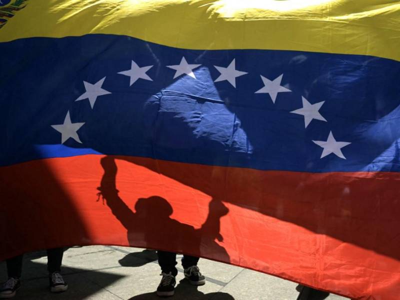 Los opositores del presidente venezolano Nicolás Maduro exhiben una bandera venezolana frente a la sede de las Naciones Unidas en Caracas.