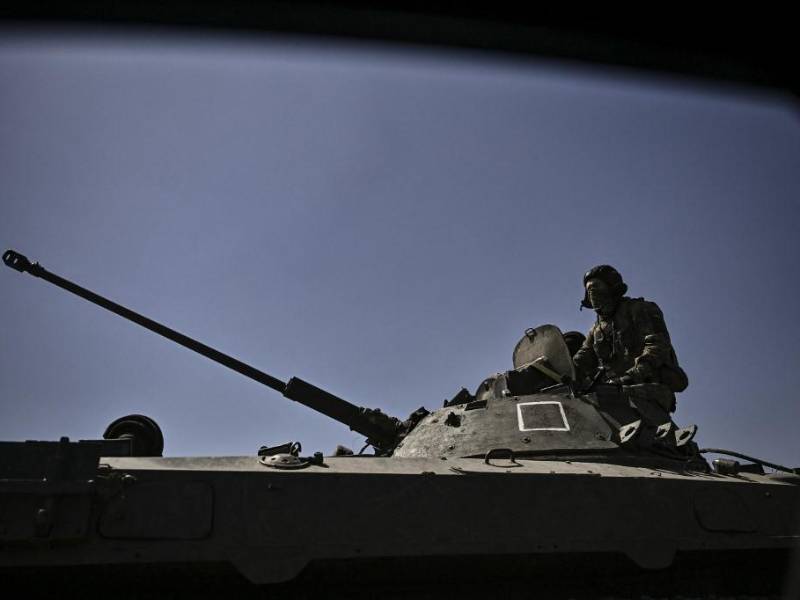 Un miembro de las tropas ucranianas se para en un vehículo blindado que avanza hacia la línea del frente en la ciudad de Lysychansk.