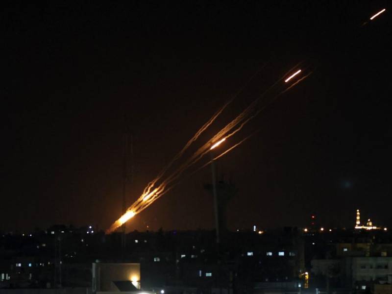 En el terreno, la vida diaria en Gaza se ha paralizado y la única central eléctrica tuvo que cerrar el sábado por falta de combustible, debido al bloqueo de las entradas del enclave por parte de Israel desde el martes.