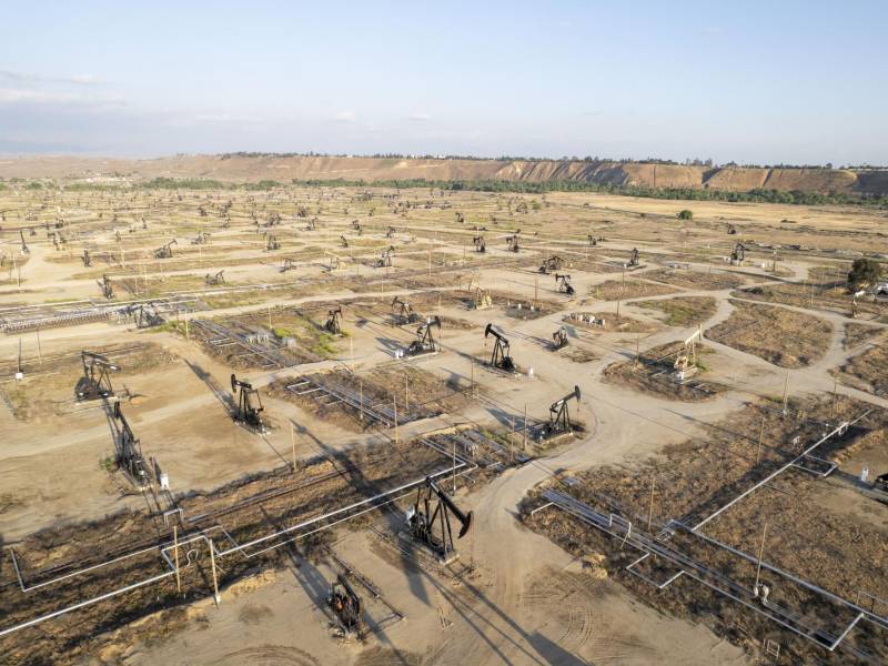 ESTADOS UNIDOS: Campos petrolíferos en Bakersfield, California. EU intenta capitalizar sus grandes reservas de combustibles fósiles.