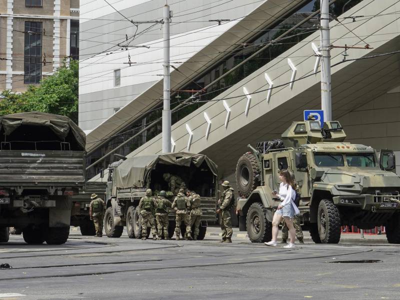 Fuerzas del grupo de mercenarios Wagner patrullan una calle en la localidad rusa de Rostov-on-don.