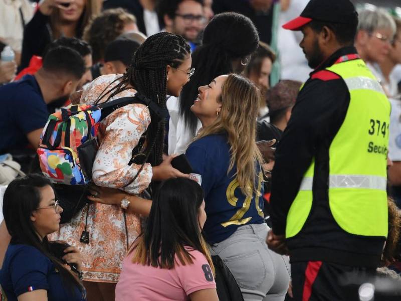 Bellas chicas de Francia y Túnez se robaron las miradas en el partido de este miércoles por el Mundial de Qatar 2022. Sabrina Duvad es la pareja de Kingsley Coman y con la camiseta de la selección francesa se hizo presente al duelo.
