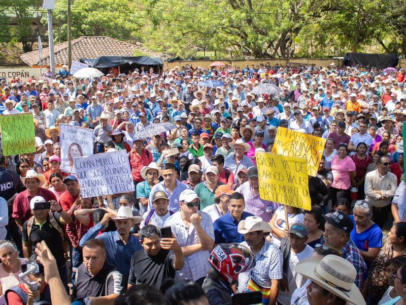 Pobladores de Copán Ruinas organizaron una protesta en el Sitio Arqueológico de Copán en reclamo de proyectos de inversión.