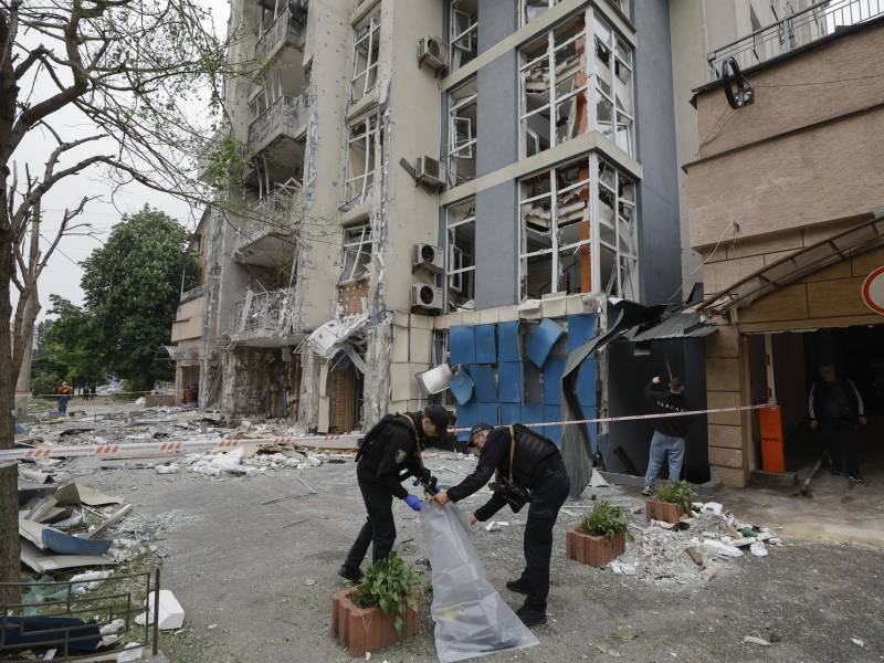 Equipos de rescate ucranianos trabajan en un edificio residencial alcanzado por un dron durante un ataque nocturno en Kiev, Ucrania.