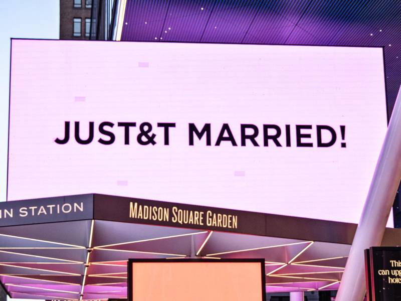La frase Recién casados apareció en una pantalla en las afueras del Madison Square Garden, confirmando así la boda de Taylor Swift y Travis Kelce.