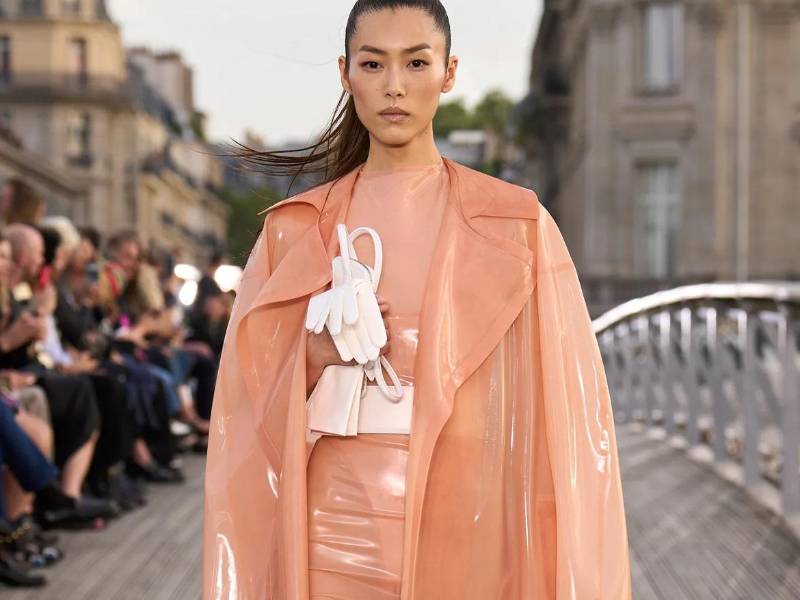 Este color, suave y aterciopelado, situado entre el rosa y el naranja, actúa como catalizador sensorial que provoca bienestar y paz.