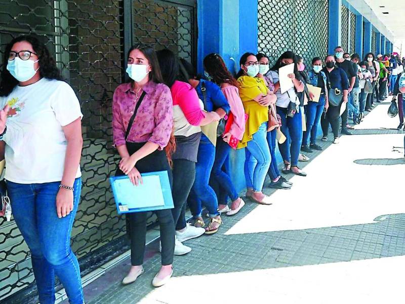 <b>Son cientos de mujeres que a diario buscan empleo en San Pedro Sula, ante la falta de oportunidades ven sus metas truncadas.</b>