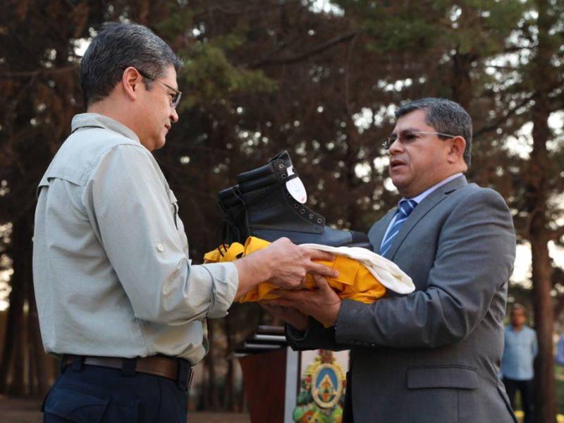 Leonel Ayala (derecha) fue uno de los funcionarios más cercanos al expresidente Juan Orlando Hernández (derecha).