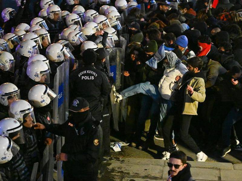 La detención del alcalde de Estambul, Ekrem Imamoglu, ha desatado una grave crisis política en Turquía, mientras crecen las protestas y la oposición acusa al Gobierno de usar la Justicia para eliminar al principal rival del presidente islamista, Recep Tayyip Erdogan.