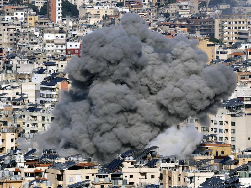 El humo se eleva tras un ataque aéreo israelí en el Dahye, un suburbio predominantemente chií en el sur de Beirut, Líbano, el 4 de marzo de 2026.