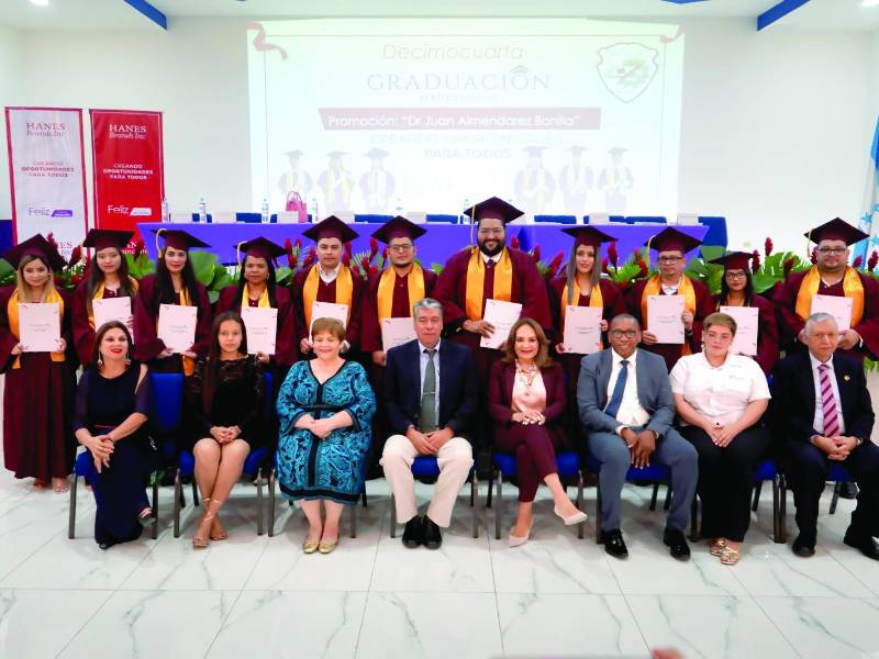<b>Colaboradores de Hanes Brands celebran su graduación; firma del acuerdo entre Gildan y World Vision; jóvenes son capacitados a través del programa “Hilando Oportunidades”. Foto: Cortesía</b>