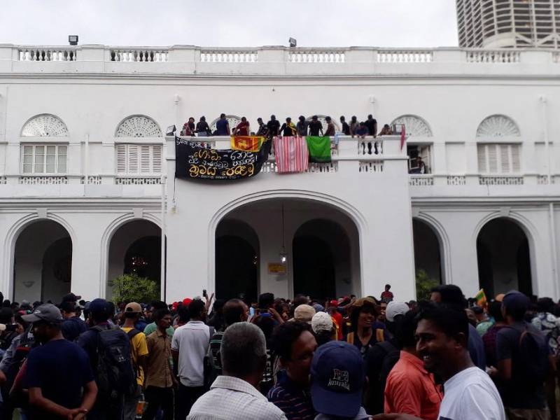 La oficina del primer ministro de Sri Lanka, Ranil Wickremesinghe, afirmó este sábado que un grupo de manifestantes incendió la residencia privada del mandatario en una jornada marcada por las masivas protestas para exigir la dimisión del Gobierno por su gestión de la crisis económica.