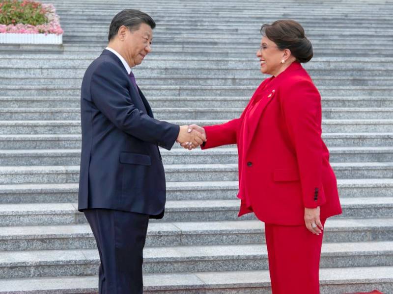 El presidente de China, Xi Jinping, y la mandataria hondureña, Xiomara Castro, durante un encuentro diplomático en Pekín.