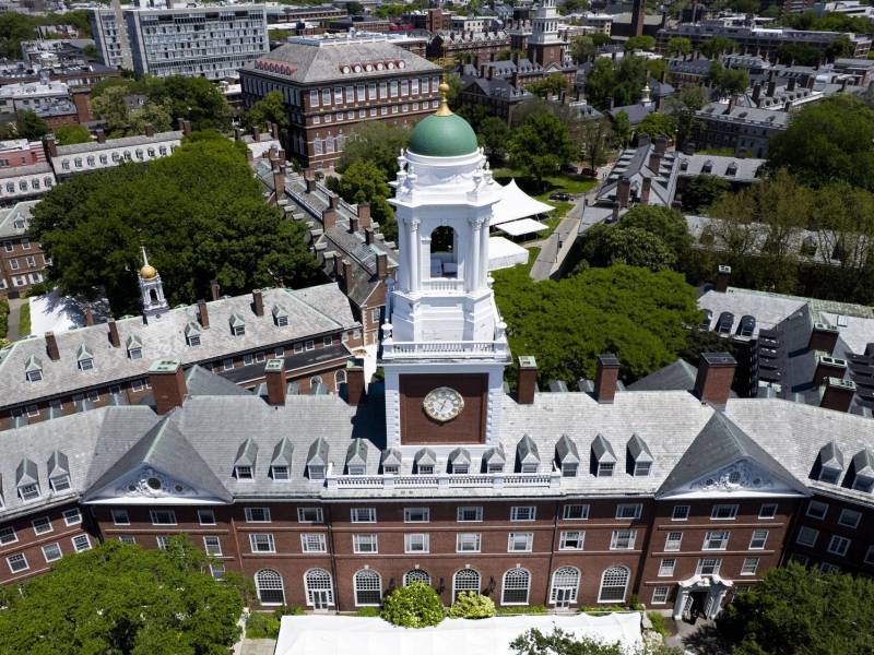 La demanda, que Harvard había pedido desestimar en mayo, se dio en el contexto de la disputa legal entre la prestigiosa universidad, integrada en la red de las ‘Ivy League’ de Estados Unidos, y el Gobierno de Trump. Fotografía de archivo. EFE/EPA/CJ GUNTHER