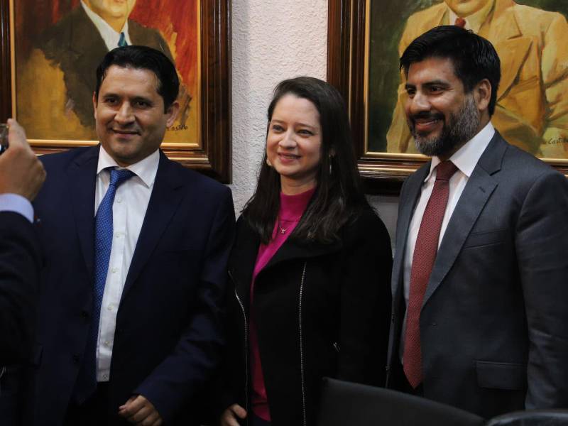 Los fiscales después de ser juramentados junto a la diputado por Cortés Scherly Arriaga (Cortés).