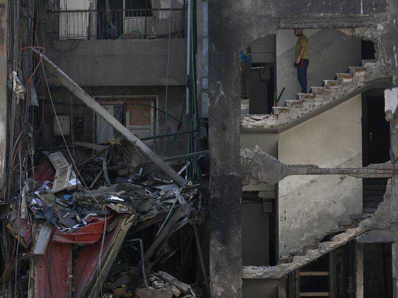 Trabajadores se encuentran dentro de un edificio parcialmente destruido en Corniche el Mazraa, una de las zonas afectadas por la intensa oleada de ataques aéreos israelíes del 8 de abril, en Beirut, Líbano, ayer lunes. Líbano, Hizbulá/Hezbolá. EFE/EPA/WAEL HAMZEH