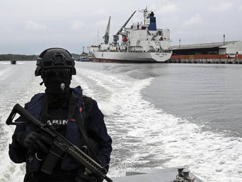 En <b>Guayaquil</b>, epicentro del narcotráfico en Ecuador, la lucha contra los grupos criminales no se salda sólo en las barriadas. En esta ciudad portuaria, el combate también sucede en los numerosos manglares y ensenadas que rodean este álgido punto de la costa suroccidental.