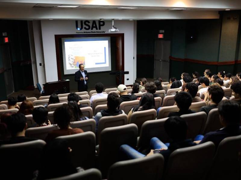 En la presentación llegaron estudiantes de la universidad para conocer el libro a profundidad.