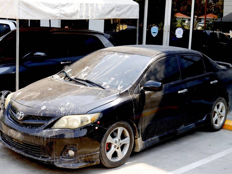Toyota Corolla negro sin placas supuestamente utilizado por el sicario.