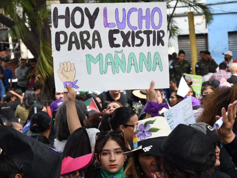 Decenas de mujeres conmemoraron este jueves el Día de la Mujer Hondureña con movilizaciones para reclamar justicia y el fin de la violencia machista en Honduras, donde 380 murieron en 2023, así como la impunidad que rodea esos casos.