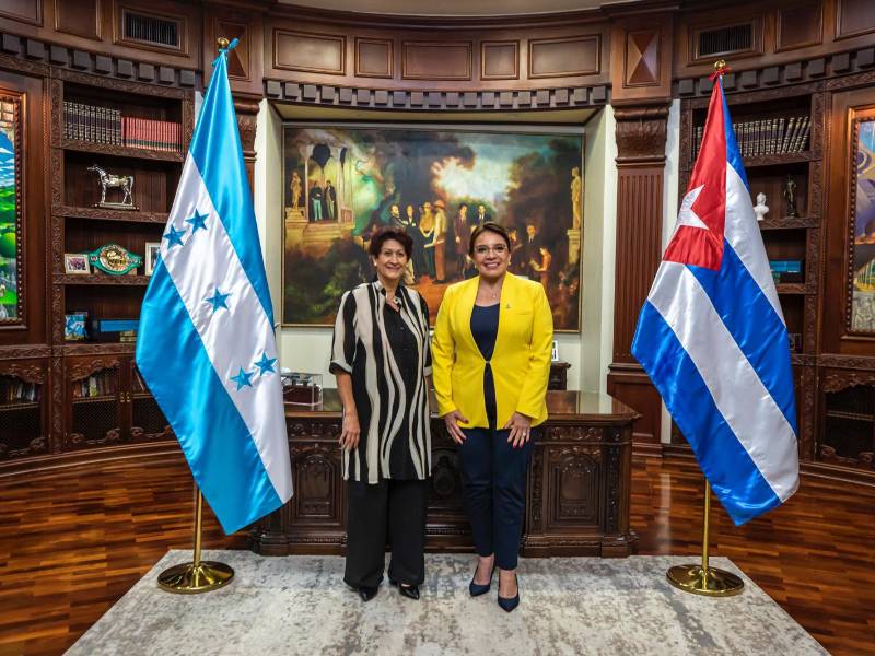 Xiomara Castro junto a <b>Ena Elsa Velázquez, ministra de Educación de Cuba. </b>