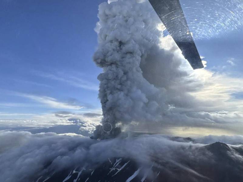 El volcán Krashenínnikov de la península rusa de Kamchatka, que entró en erupción tras 600 años de inactividad, expulsó una columna de cenizas de unos 6 kilómetros de altura, informaron hoy las autoridades rusas.