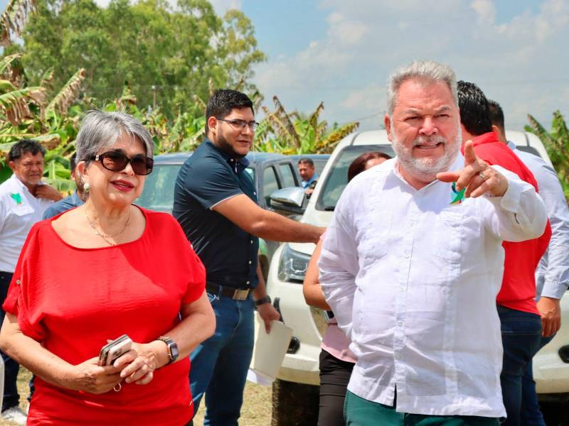 <b><span class=mln_uppercase_mln>ACTO.</span></b> Como es tradición el alcalde Contreras y Linda Coello colocaron el primer bloque en el sitio donde se hará el proyecto.