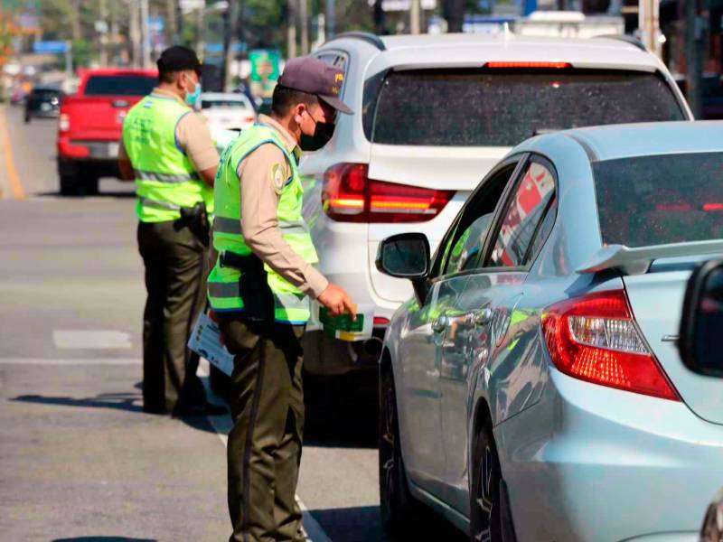 <b><span class=mln_uppercase_mln>CAMPAÑA.</span></b> La Policía Municipal sigue repartiendo volantes en las calles y avenidas.
