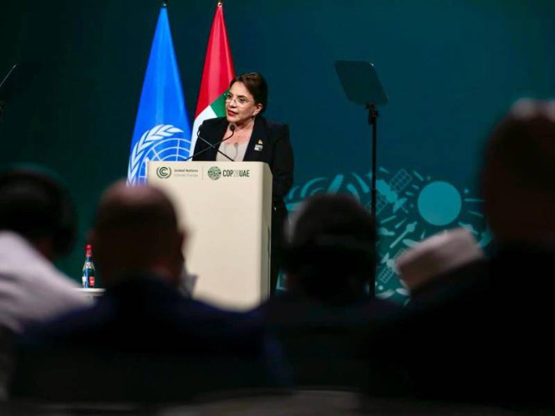 La presidenta de Honduras, Xiomara Castro, responsabilizó este viernes al capitalismo de ser el “principal responsable de la catástrofe climática” en el mundo, y propuso siete medidas “urgentes” contra los efectos de la crisis climática durante su intervención en la cumbre del Clima de Dubái (COP28).