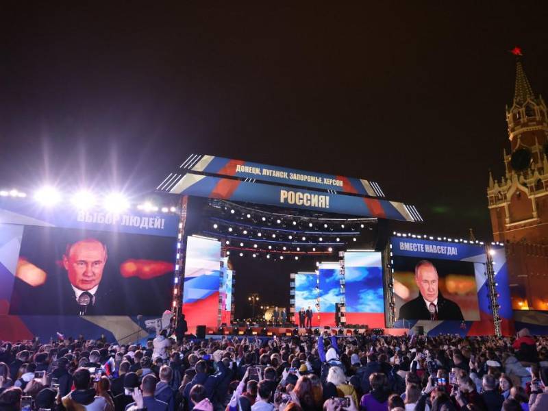 El presidente ruso, Vladimir Putin, se dirige a un mitin y un concierto que marca la anexión de cuatro regiones de Ucrania ocupadas por las tropas rusas: Lugansk, Donetsk, Kherson y Zaporizhzhia, en la Plaza Roja en el centro de Moscú.