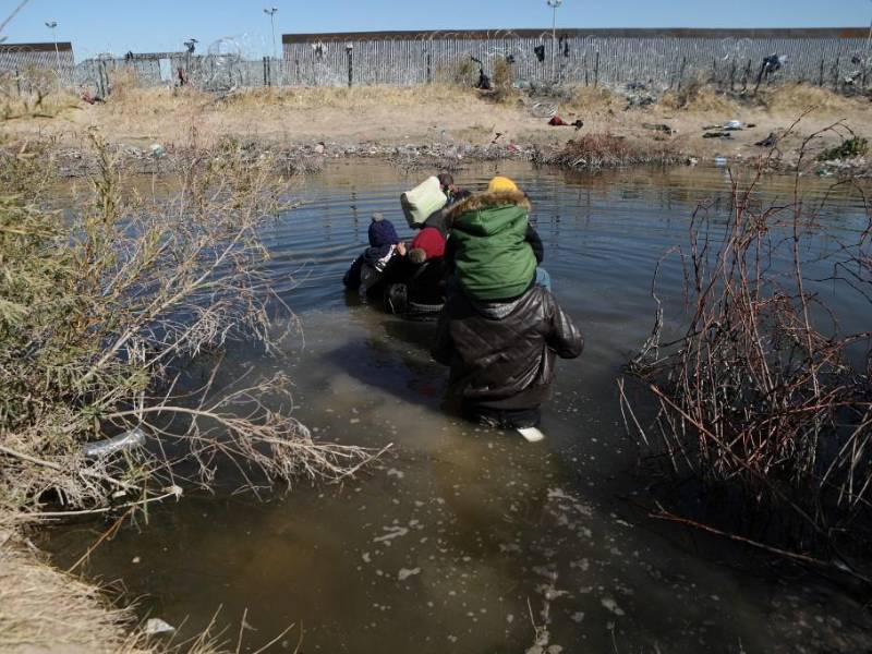 Migrantes intentan cruzar el Río Bravo/Grande desde Ciudad Juárez, estado de Chihuahua, México, el 12 de febrero de 2024.
