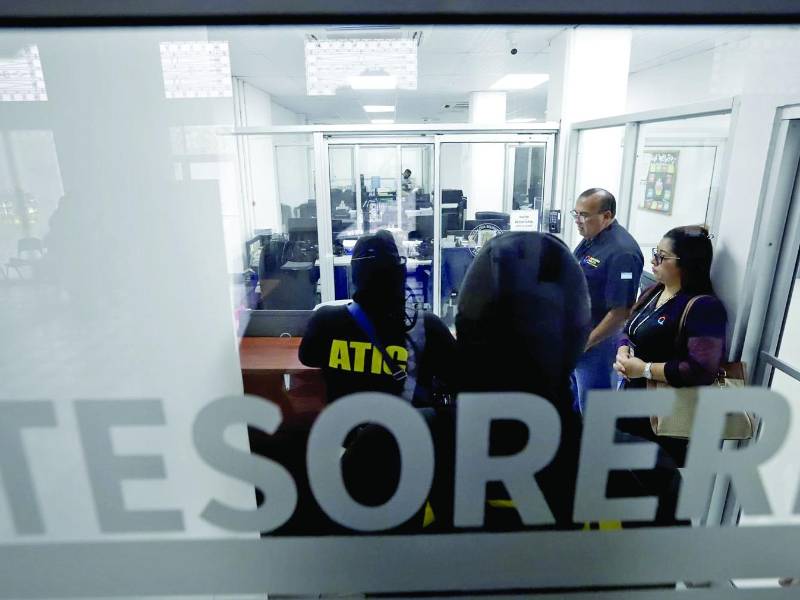 <b>El Ministerio Público llegó a las instalaciones de los bomberos y a la alcaldía sampedrana para seguir con la investigación por el manejo de los fondos.</b>