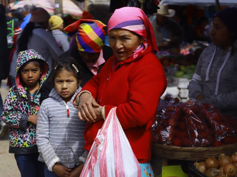Las bajas temperaturas provocadas por una cuña de alta presión han obligado a los pobladores del departamento de Intibucá a sacar sus suéteres.