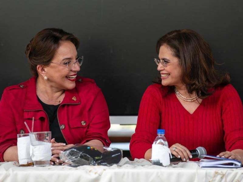 Presidenta Xiomara Castro y exministra Rixi Moncada en reunión con cúpula del Partido Libre.