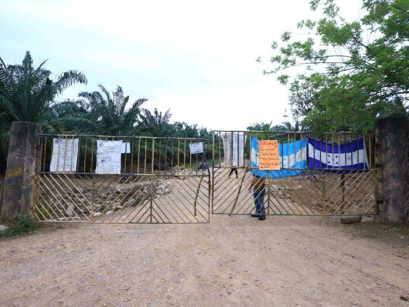 Portones cerrados en una colonia campesina | Fotografía de referencia