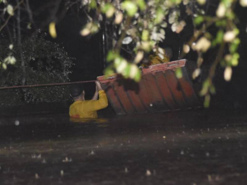 Los pobladores de Colón y Atlántida se encuentran en alerta por la crecida de los ríos y afluentes, producto de la tormenta tropical Sara, que se encuentra sobre la costa hondureña y avanza lentamente.