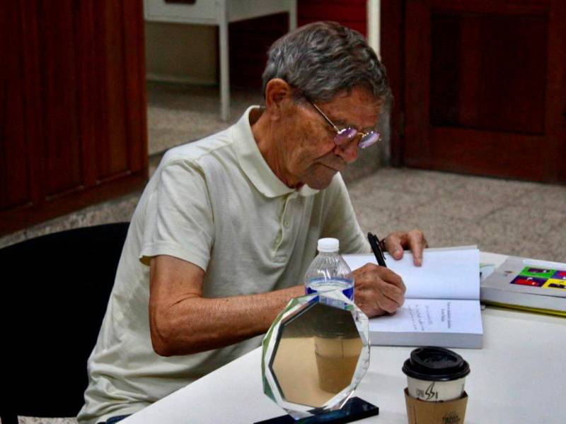 <b>Atanasio Herranz </b>durante<b> la firma de </b>autógrafos<b>. Fotos: José Galeano.</b>