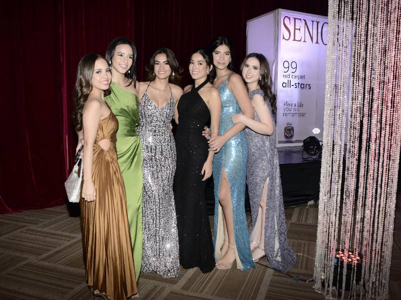 Los seniors de la promoción 2023 de la Escuela Internacional Sampedrana (EIS) disfrutaron de su fiesta con temática de “alfombra roja”, en la cual vistieron elegantes y con mucho entusiasmo por estar cerca de celebrar su graduación. En la fotografía posan Nathalie Morales, Vanessa Gómez, Gloria Peña, Irene Chavarría, Jael Mass e Isabella Buezo