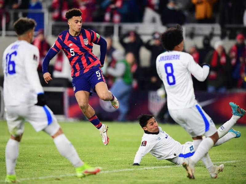Antonee Robinson le dio la victoria a EUA ante los salvadoreños.