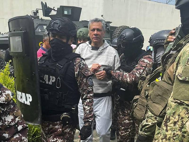 El exvicepresidente ecuatoriano Jorge Glas escoltado por miembros del Grupo de Acción Penitenciaria Especial (GEAP) durante su llegada a la prisión de máxima seguridad La Roca en Guayaquil el 6 de abril de 2024.