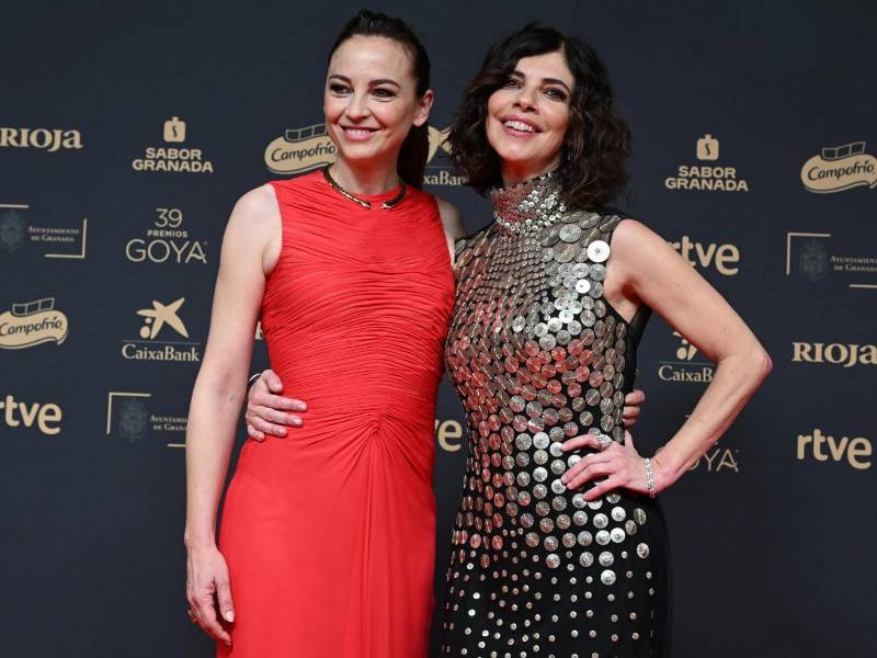 Las actrices Leonor Watling y Maribel Verdú, presentadoras de la gala, posan en la alfombra roja de la 39 edición de los Premios Goya de la Academia de Cine en el Palacio de Congresos y Exposiciones de Granada.