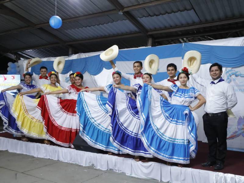 Los jóvenes mostraron su talento para la danza folclórica.
