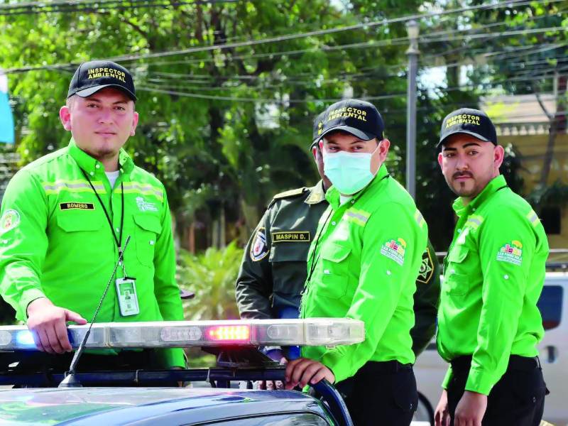 Así visten los policías municipales ambientales de San Pedro Sula.