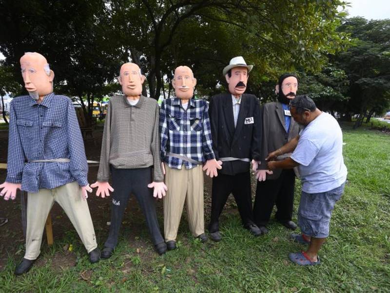 La presidenta de Honduras, Xiomara Castro; su esposo y asesor, Manuel Zelaya, y el árbitro salvadoreño Iván Bartón, representados en monigotes elaborados por artesanos de Tegucigalpa, serán ‘quemados’ con gasolina en la Nochevieja de 2023, porque no llenaron las expectativas de los hondureños.