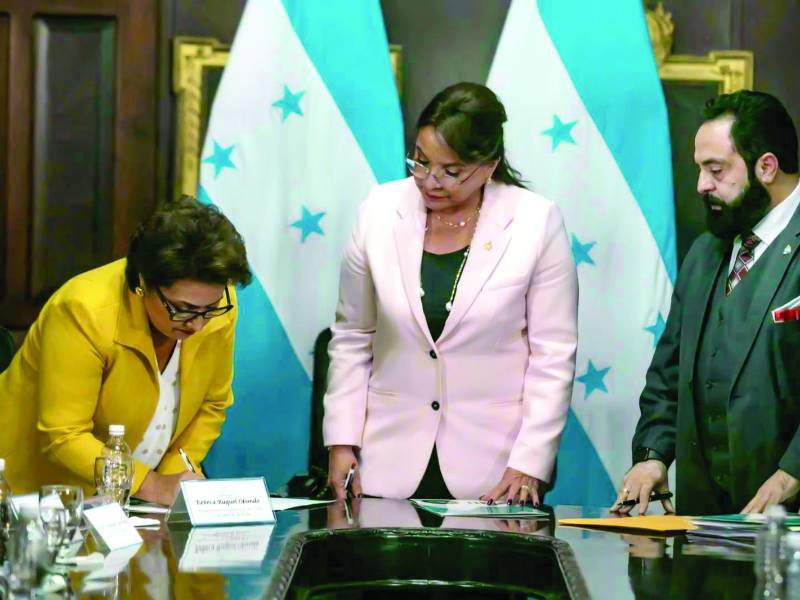 La titular del Poder Judicial, Rebeca Ráquel Obando; la presidenta Xiomara Castro, y Luis Redondo, titular el Congreso Nacional, en la firma de la orden emanada del CNSD.