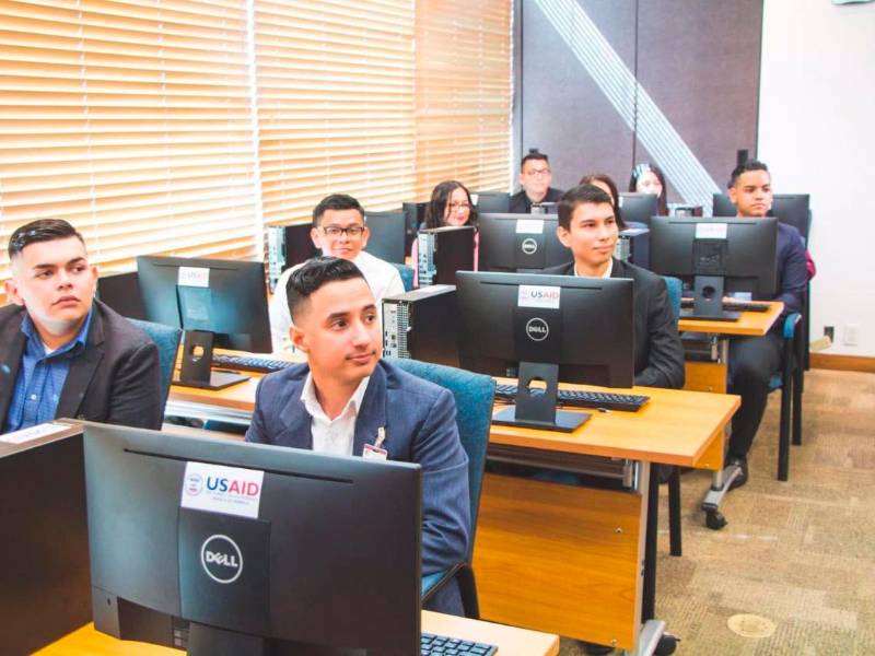 <b><span class=mln_uppercase_mln>formación.</span></b> Parte de los alumnos capacitados durante las pasadas generaciones de la Academia de Programadores.<span class=mln_uppercase_mln> </span>